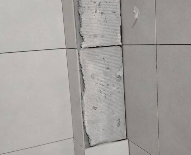上海瓷砖空鼓维修公司分享下瓷砖施工前基层浇水润湿程度不足，可能导致以下问题