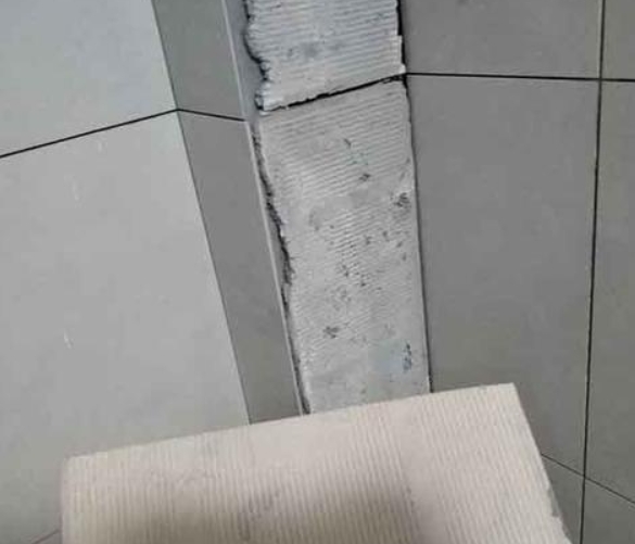 上海瓷砖空鼓维修公司分享下厨房瓷砖脱落的补救措施。